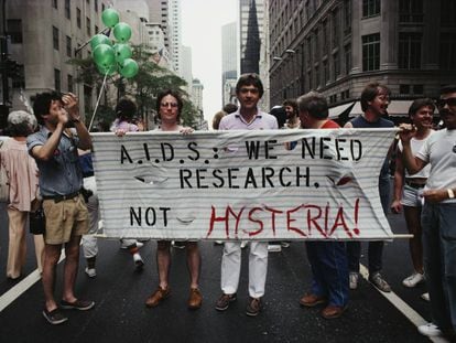 Manifestantes en un desfile del Orgullo Gay en Manhattan, en 1983. La pancarta dice &quot;SIDA: necesitamos investigaci&oacute;n, &iexcl;no histeria!&quot;.