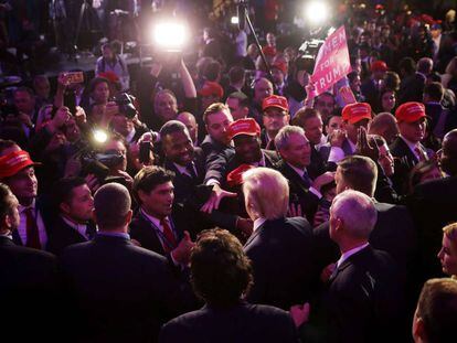 El presidente electo Donald Trump saluda a los asistentes tras su discurso de victoria