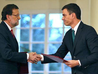 Rajoy y Sánchez se estrechan la mano tras la firma del pacto antiterrorista en La Moncloa.
