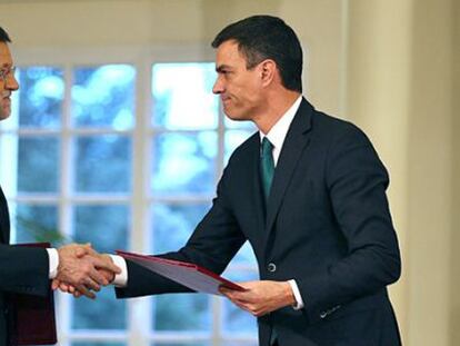 Rajoy y Sánchez se estrechan la mano tras la firma del pacto antiterrorista en La Moncloa.