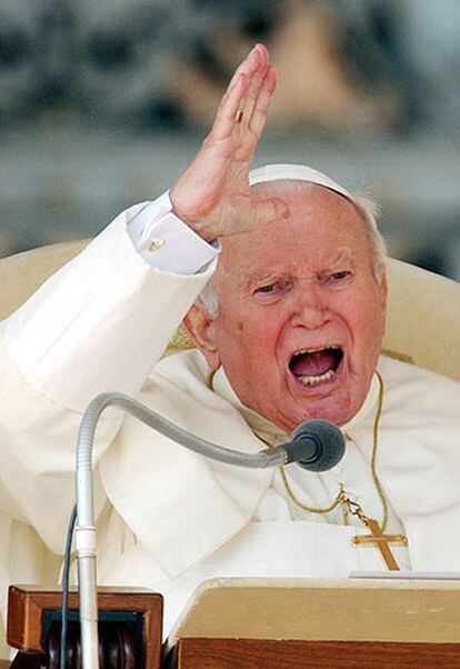 Juan Pablo II durante la audiencia de ayer, en la plaza de San Pedro.