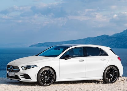 Compacto prémium a pilas. La imagen, elegancia y calidad interior de Mercedes en el tamaño del Golf, y con mecánica híbrida enchufable. Reúne un motor 1.3 de gasolina y otro eléctrico que suman 218 CV, y unas baterías mayores de lo habitual en los PHEV (15,6 kWh) que elevan la autonomía oficial a 68 kilómetros, unos 60 reales. Y gasta un litro cada 100 kilómetros saliendo con las pilas cargadas.  Precio oficial. 39.350 euros. Desde 35.750 con descuentos y Plan Moves.