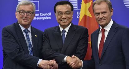 El presidente de la Comisi&oacute;n Europea, Jean-Claude Juncker, el primer ministro chino, Li Keqiang, y el presidente del Consejo, Donald Tusk.   