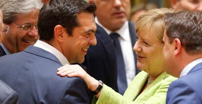 El primer ministro griego Alexis Tsipras saluda a la canciller alemana, Ángela Merkel.