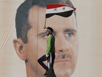 Un manifestante progubernamental protesta contra las sanciones en Damasco.