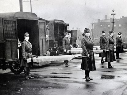 Personal de la Cruz Roja sostiene camillas durante la pandemia de la gripe española en San Luis (Missouri, Estados Unidos) en 1918.