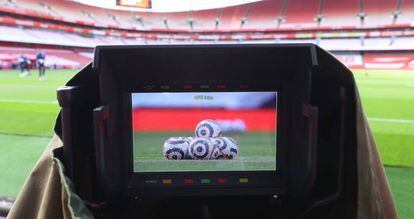 Una cámara de retransmisión antes de un partido de fútbol en Inglaterra.  