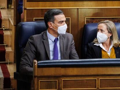 El presidente del Gobierno, Pedro Sánchez la ministra de Asuntos Económicos y la ministra de Trabajo, Yolanda Díaz, durante la votación de la reforma laboral.