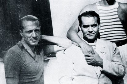 Enrique Amorim, a la izquierda, junto a Federico García Lorca. El escritor uruguayo se relacionó con numerosos artistas y fue un especialista en convertir sus invenciones en portentosas realidades que hacían difícil distinguir qué era verdad y qué hacía creer que lo era. Su relación con Lorca es uno de esos misterios.