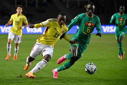 Alexis Castillo Manyoma disputa el balón con Souleymane Basse durante el partido entre Colombia y Senegal en el Mundial sub 20 de Argentina.