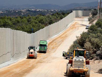 Muro de separación construido por Israel en la frontera con Líbano. En vídeo, imágenes de las preparaciones tácticas de Israel para destruir los túneles.