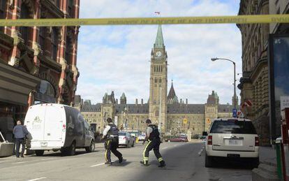 Agentes de polic&iacute;a frente al Parlamento en Ottawa. 