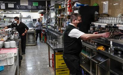 Camareros trabajan en un bar de Sevilla.