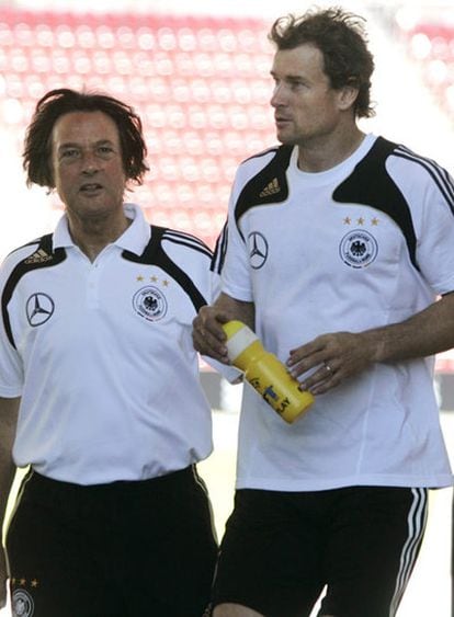 El doctor Hans-Wilhelm Müller-Wohlfahrt, a la izquierda, con el guardameta Jens Lehmann, a la derecha, en Palma de Mallorca en 2008.