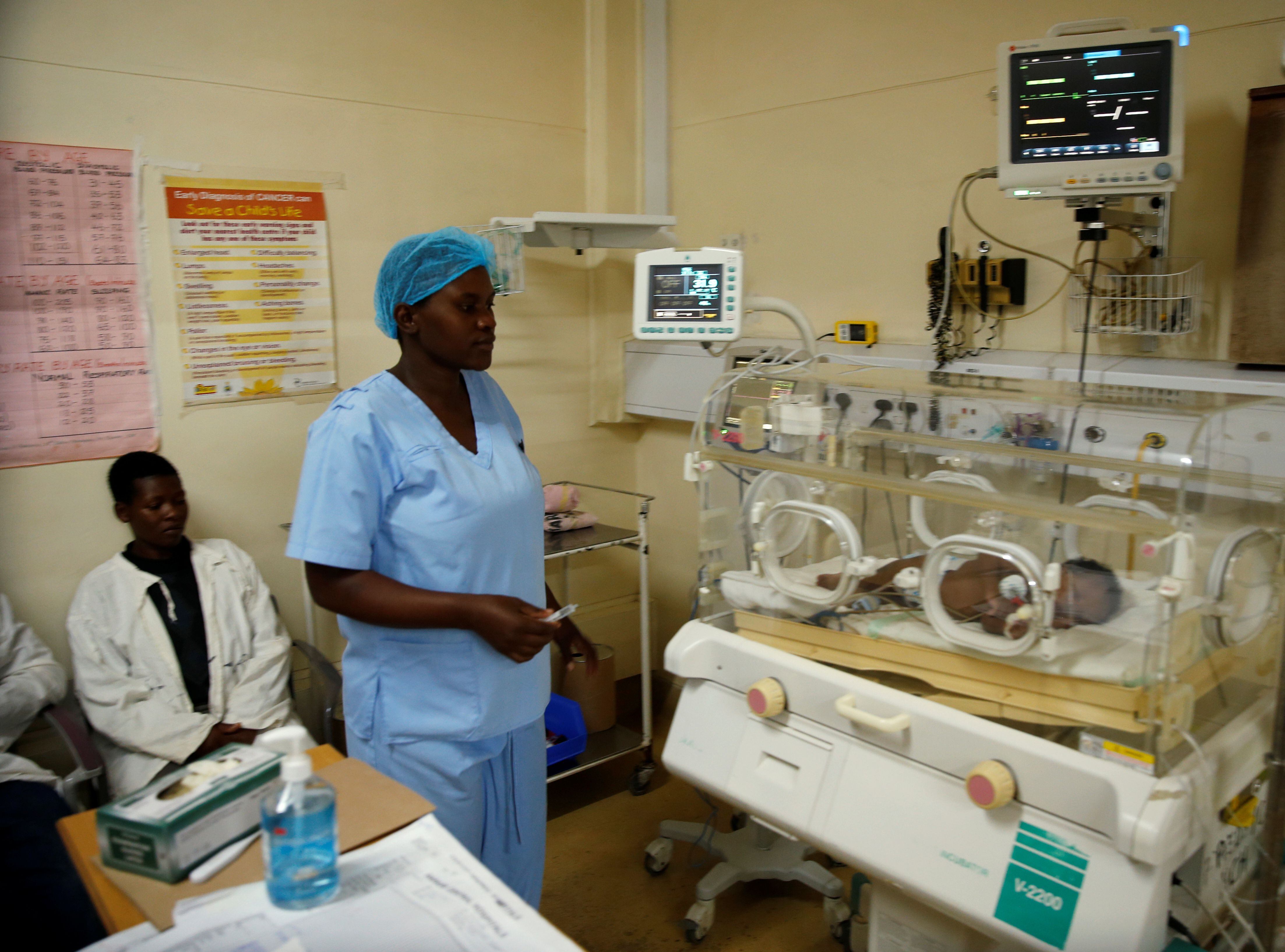 Una enfermera atiende a un bebé en una incubadora en Harare, Zimbabue, en febrero de 2020