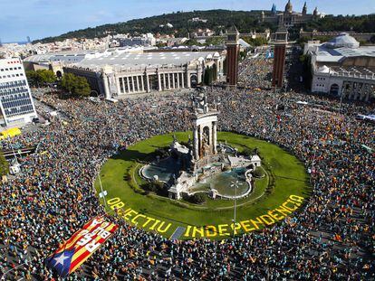 Vista general de la plaça d'Espanya durante la Diada.