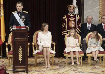  El rey Felipe VI, durante su primer discurso ante las Cortes Generales tras su proclamaci&oacute;n. A su lado la reina Letizia, la princesa de Asturias y la infanta Sof&iacute;a. 