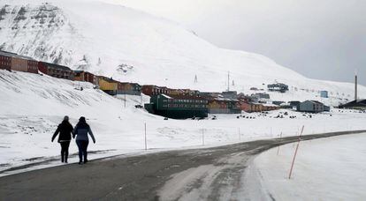Svalbard es un microcosmos: una inmensidad de hielo y montañas nevadas, sin árboles, donde las carreteras y las infraestructuras son prácticamente inexistentes. Es territorio de osos polares —hay más que personas—, morsas, focas, renos y zorros árticos; una región en la que algunos glaciares retroceden más de 20 metros cada día y los desprendimientos en las costas se han convertido en frecuentes. En la imagen, los alrededores de la ciudad de Longyearbyen, la principal ciudad de Svalbard.