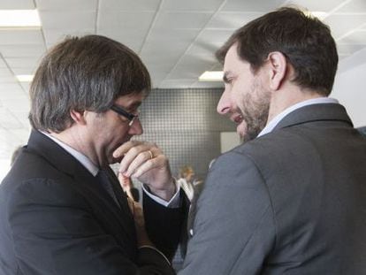 El presidente de la Generalitat, Carles Puigdemont, junto al consejero de Salud, Toni Com&iacute;n.
