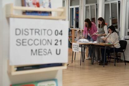 Three people count the votes at the Illas Cies institute, in Vigo (Pontevedra), this Sunday.