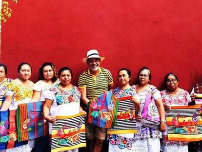 Christian Louboutin junto a unas artesanas mexicanas.