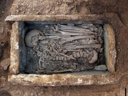 Enterramiento humano en el yacimiento de La Bastida, en Totana (Murcia).