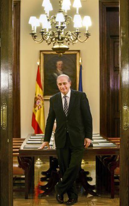 El ministro del Interior, Jorge Fernández Díaz, en su departamento.