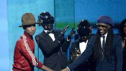 Pharrell Williams, Daft Punk (Thomas Bangalter y Guy-Manuel de Homem-Christo) y Nile Rodgers recogiendo el premio Grammy por 'Get Lucky'  en 2014, en el Staples Center de Los Ángeles.