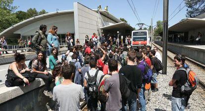 Estudiantes de la Universidad Aut&oacute;noma cortan el paso a un convoy de los Ferrocarriles de la Generalitat.