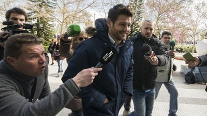 El ex ugador del Zaragoza Javier Paredes a su llegada al juzgado de Valencia para pretar declaraci&oacute;n.