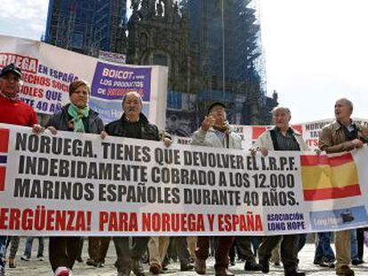 Miembros de la asociaci&oacute;n Long Hope se manifiestan en Santiago de Compostela en abril de 2015.