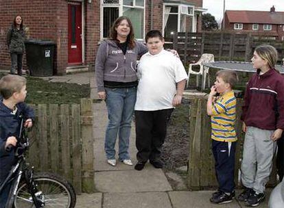 El niño Connor McCreaddie,  de 90 kilos de peso, en la puerta de su casa.