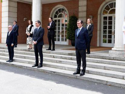 El presidente del Gobierno, Pedro Sánchez, y varios ministros de su equípo económico con los líderes de las organizaciones sindicales y patronales en el Palacio de La Moncloa.