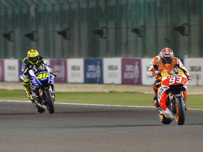 Marc Márquez cruza la línea de meta para ganar la carrera de MotoGP del Gran Premio de Qatar de Motociclismo. A la izquierda el segundo clasificado, el italiano Valentino Rossi.