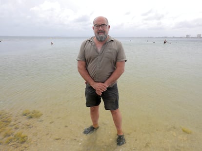 Juan Manuel Ruiz, investigador del Instituto Español de Oceanografía, este martes en el mar Menor.