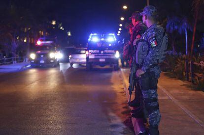 Policías vigilan la zona del enfrentamiento.