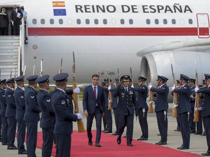 El presidente Sánchez, a su llegada a la base del Comando Aéreo de Transporte Militar (CATAM), en Bogotá (Colombia).