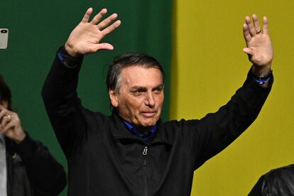 Brazilian President and re-election candidate Jair Bolsonaro greets his supporters during a rally in Santos, Sao Paulo state, Brazil, on September 27 2022. - Brazil entered the final stretch of the presidential campaign, a high voltage electoral duel between archrivals Jair Bolsonaro and Luiz In�cio Lula da Silva that, according to polls, could be defined already in the first round on October 2 in favor of the former president. (Photo by NELSON ALMEIDA / AFP)