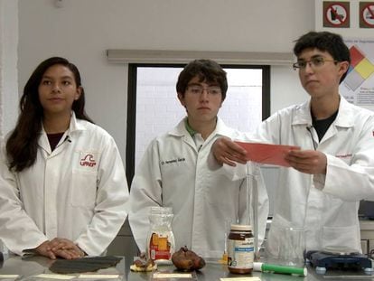 Aranza Meza, Israel Hernández y Edmundo Balderas explican cómo hacer un plástico a base de plátano.