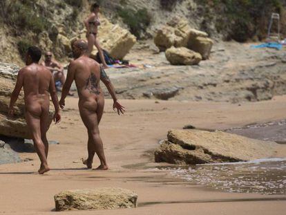 Varias personas practican nudismo en la playa de los Ca&ntilde;os de Meca, Cadiz. 