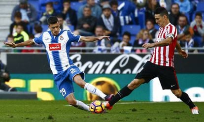 Aarón y Aduriz pugnan por un balón.