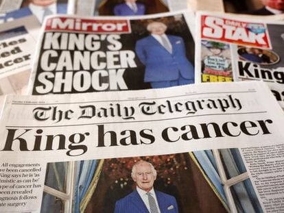 Los diarios británicos dedicaban el martes sus portadas al anuncio del cáncer que padece el rey Carlos III.