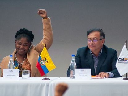 Gustavo Petro y Francia Márquez reciben del Consejo Nacional Electoral las credenciales como presidente y vicepresidenta electa, en Bogotá.