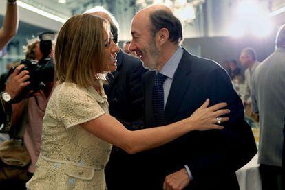 Rubalcaba y Chacón se saludan ayer en Barcelona.