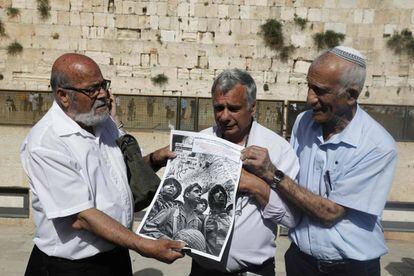 Tres veteranos israel&iacute;es de la Guerra de los Seis D&iacute;as posan en el Muro de las Lamentaciones de Jerusal&eacute;n con su foto de 1967 en el mismo lugar. 