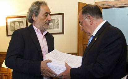 Chamizo entrega las denuncias recibidas en su oficina al teniente fiscal, Guillermo Sena.