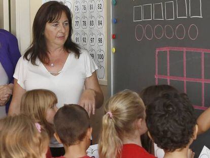 La presidenta regional, Crisitina Cifuentes (a la izquierda) durante la inauguraci&oacute;n del curso 2016-2017 en el colegio p&uacute;blico Carmen Laforet. 