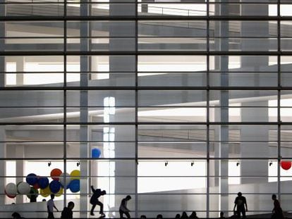 Unos globos en la planta baja del museo a &uacute;ltima hora de ayer parecen querer celebrar los 25 a&ntilde;os de la Fundaci&oacute;n Macba. 