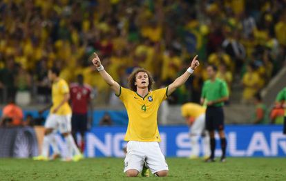 David Luiz festeja su gol a Colombia.