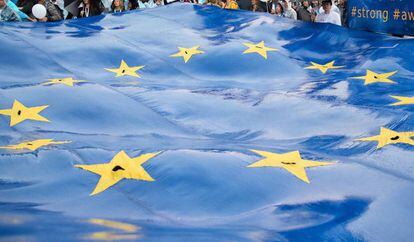 Bandera dela Union Europe durante los comicios